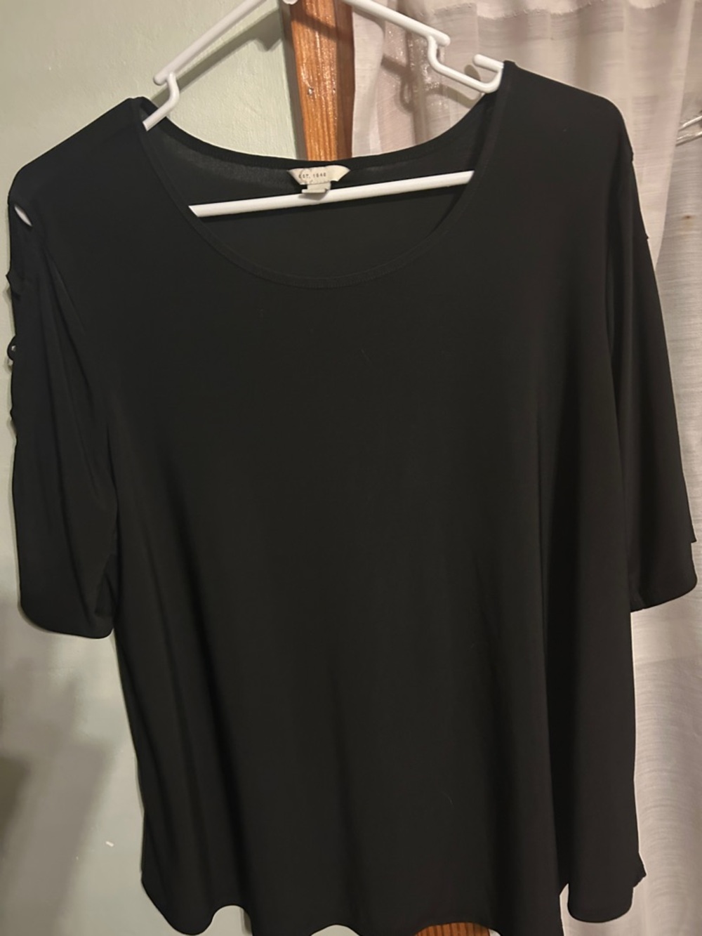 Women's Black Scoop Neck Short Sleeve Tee
